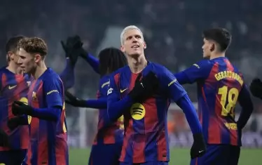 Дани Олмо се тупа по гърдите, след като е отбелязал за 3:2 срещу "Спарта" и вече няма какво да спре "Барселона" да спечели мача в Прага.