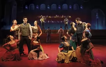  Хореографията е изцяло в испански стил.