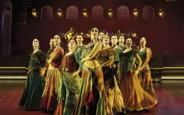  Над 60 артисти участват в мюзикъла.