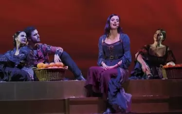  11 певци изпълняват музиката на Феликс Грей на сцената.