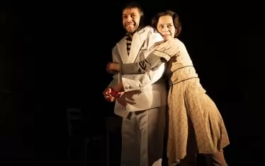  Елена Телбис и Теодор Кисьов като Ейда и Патси в опит да преодолеят самотата.