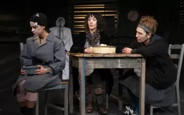  Енда Уолш обича да се занимава с герои на ръба на лудостта или дори отвъд него.