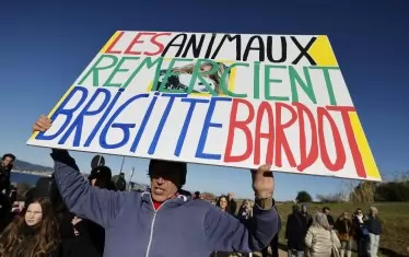 "Животните ти благодарят, Брижит Бардо", пише на този плакат.