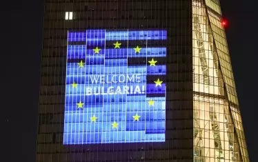 Официалното приемане на България в еврозоната беше отбелязано и символично – със светлинна инсталация върху сградата на ЕЦБ във Франкфурт. С влизането на страната ни в еврозоната вече 358 милиона европейци използват единната валута, подчертаха от ЕЦБ.