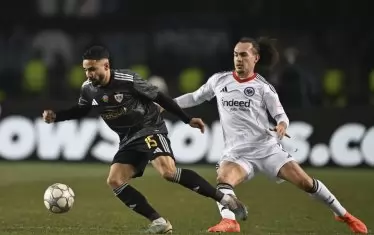 Бившият футболист на "Черно море" Леандро Андраде (вляво) се измъква от белгийския халф на "Айнтрахт" (Франкфурт) Артур Теате при победата на "Карабах" с 3:2 над германския тим в Баку.