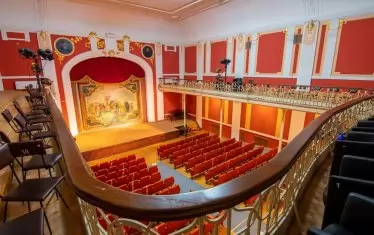 Интериорът също е впечатляващ.