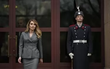 ...и другият повдига влажна вежда! 