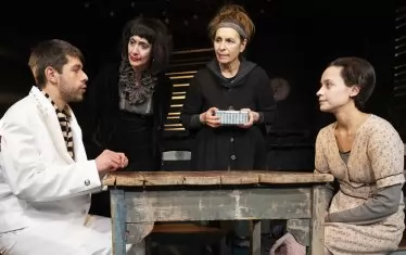 Три известни актриси влизат в „Новата танцувална зала“ на Театър 199