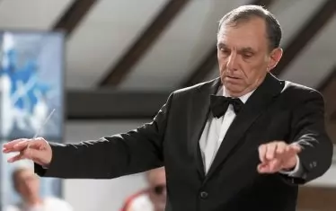 Милко Коларов дирижира "Симфониета" - Варна.