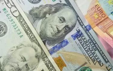 Доларът се срина до нива отпреди 4 години