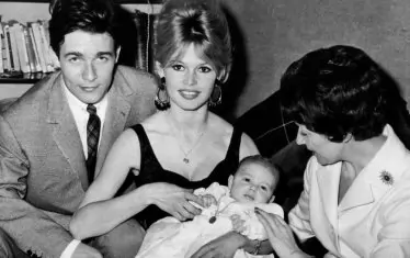  Актрисата с първия си съпруг Жак Шарие и малкия Никола