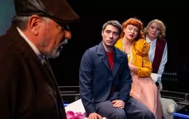  Вяра Табакова, Ева Тепавичарова, Йордан Върбанов и Веселин Мезеклиев в спектакъла "Последна стъпка".