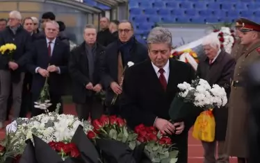 Президентите на България Георги Първанов (на преден план) и Петър Стоянов (зад него) са се наредили да си вземат сбогом с Димитър Пенев. 