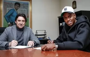 Колумбийският нападател Хуан Переа подписва договора си с "Левски" в присъствието на изпълнителния директор на клуба Даниел Боримиров.