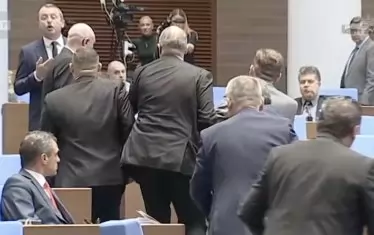 С голям скандал парламентът оряза секциите извън ЕС