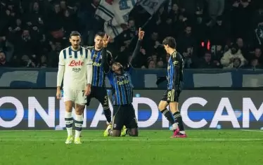 Най-скъпото попълнение в историята на "Пиза" - Рафиу Дуросинми, е паднал на колене и се радва на гола си в 87-ата минута, с който донесе равенството 1:1 срещу "Аталанта".