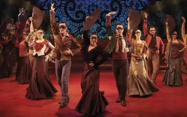  Хореографията е изцяло в испански стил.