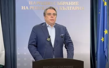 Асен Василев атакува Радев с въпроси за ДАНС и еврото