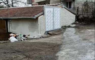 РЗИ Велико Търново направи абсурден ремонт на гаражите си