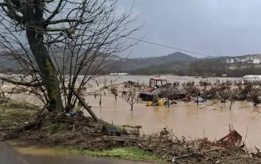 Баща и син бяха спасени от блокиран багер в придошлата Арда