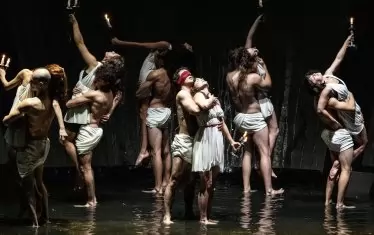  Сцена от спектакъла на Стайко Мурджев "Метаморфози", който чакаме в театър "Азарян".