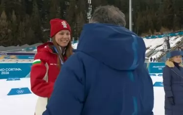 Лора получава медала си от председателя на европейските олимпийски комитети Спирос Капралос (Гърция)