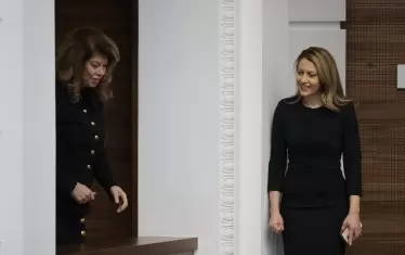 Президентът Илияна Йотова с председателят на парламента Рая Назарян.