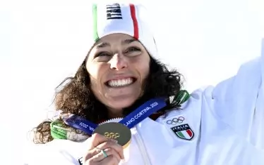 Федерика Бриньоне показва 24-каратовата си усмивка заедно с втория златен медал, извоюван само 10 месеца след мрачните прогнози на лекарите.