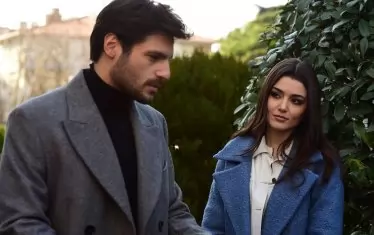  Серкан Чайоулу и Ханде Ерчел в „Кръгът“.