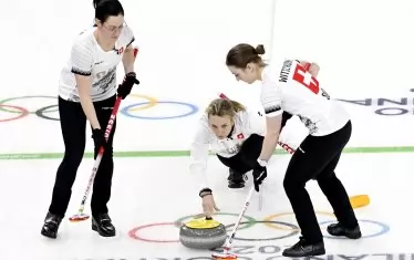 Капитанът на Швейцария Силвана Тиринцони пуска камък към хауса в 1/2-финала на женския кърлинг срещу САЩ. Победата със 7:4 я превърна в най-възрастната медалистка.