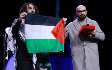  Абдала Алхатиб, спечелил наградата за дебют, развя на сцената на "Берлинале паласт" палестинско знаме.