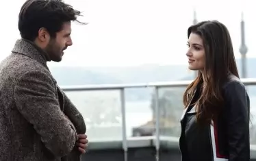  Серкан Чайоулу и Ханде Ерчел в „Кръгът“.