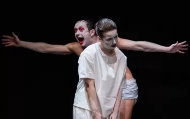 Жената-конбини – свободна като бурмичка в машината