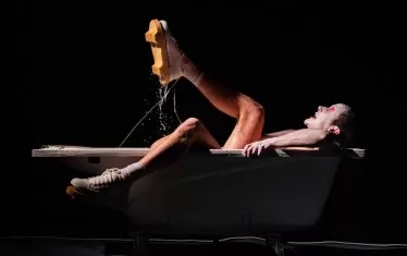 Героят на Александър Тонев - мрънкач, пишман-мачо и женомразец.