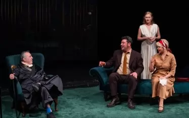  Сцена от спектакъла