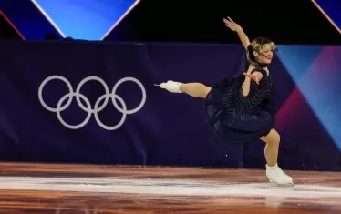 Алиса Лю се носи по леда в Милано по време на галаконцерта на медалистите във фигурното пързаляне - американката е двойно златна.