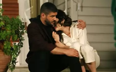  Толгахан Сайъшман и Йълдъз Чааръ Атиксой в „Моят шампион“. 