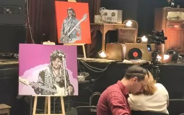  Портретите са част от декора нанашумелия мюзикъл.