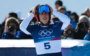 Тервел Замфиров се държи за главата - фотофиниш току-що го е превърнал в първия български олимпийски медалист на зимни игри от 20 г.