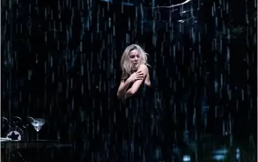  Рая Пеева в сцена от "Албион".