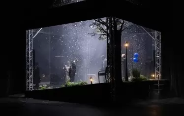  Сценографията на Елис Вели е красива и метафорична.