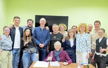  Проф. Андрей Аврамов (в центъра) и неговите избраници за новия "Шум зад кулисите".