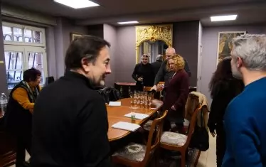  Наздравица за успеха на бъдещия спектакъл. 