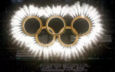 Петте преплетени кръга са се извисили над сцената на стадиона в Милано.