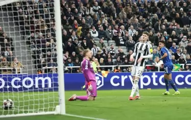 Камило Дуран (вдясно) е пратил топката във вратата на "Нюкасъл", за да направи общия резултат 2:8 от гледна точка на "Карабах". Финалното му изражение беше 3:9.