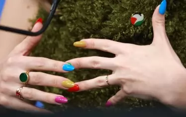  Елемент от ексцентричния тоалет на Мишел Цончев