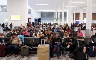 Хиляди туристи останаха в капан в Мексико