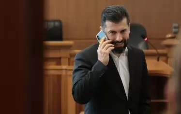 Кирил Петков се яви лично по делото си срещу Пеевски