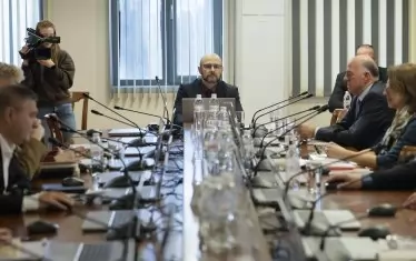 Всички без един член на съвета се явиха за заседанието.