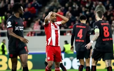 Аюб ел Кааби се държи за главата след пропуск за "Олимпиакос" в мача срещу "Байер" (Леверкузен).